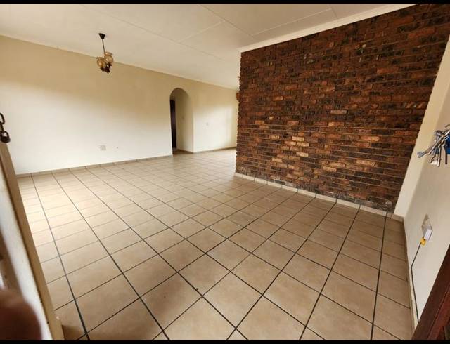 3 BEDROOM APARTMENT FOR SALE IN LYDENBURG